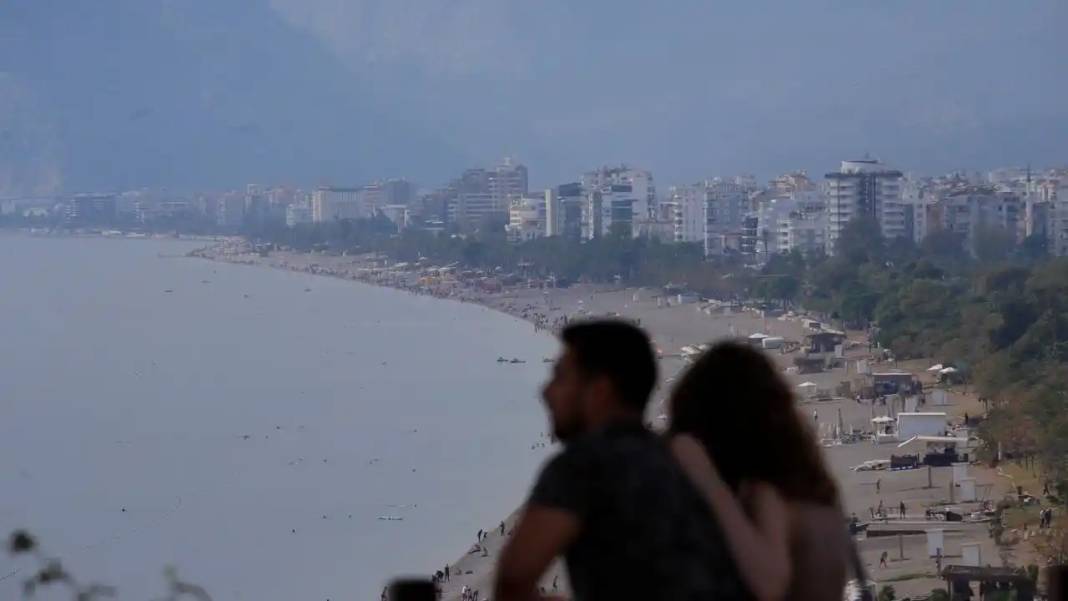 Antalya’da Bahar Havası: Kasım Ayında Denizin Keyfini Çıkardılar 5